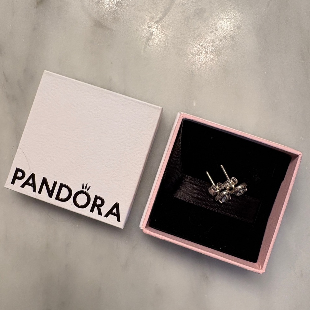 NWT🤍 Pandora earrings 🤍